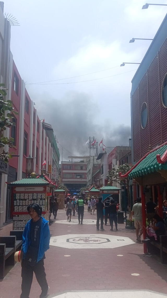 Incendio en Cercado de Lima a espaldas de Barrio Chino