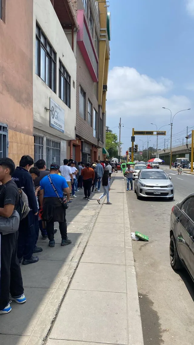  Largas colas en el distrito de Surco debido a la promoción de pollo a la brasa. Foto: Teodardo Cervantes/La República. 