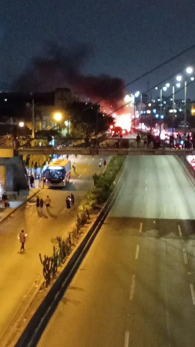 Incendio en av. Evitamiento. Foto: Difusión   