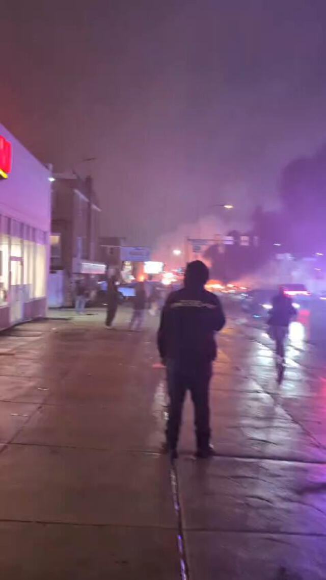 Las calles de Filadelfia se prendieron en llamas por el fuego, pero fueron controladas. Foto: Captura de X   