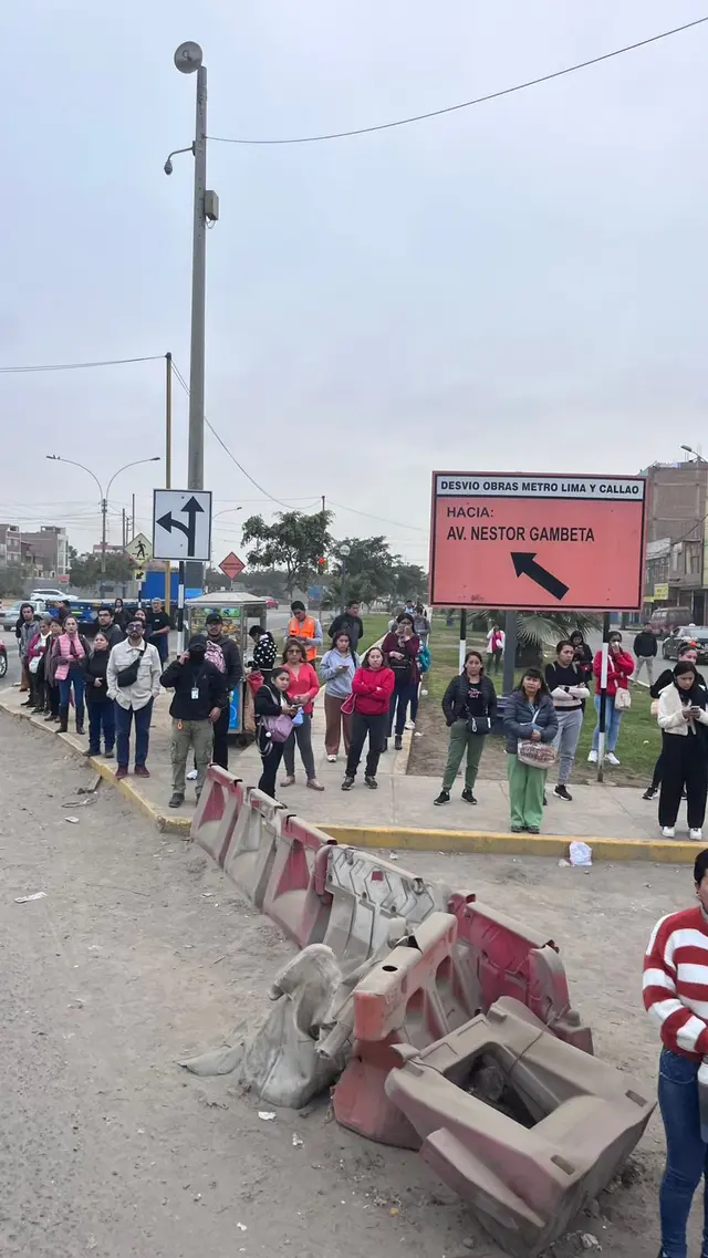 Pasajeros esperando en los paraderos. Foto: Vania Ramos   