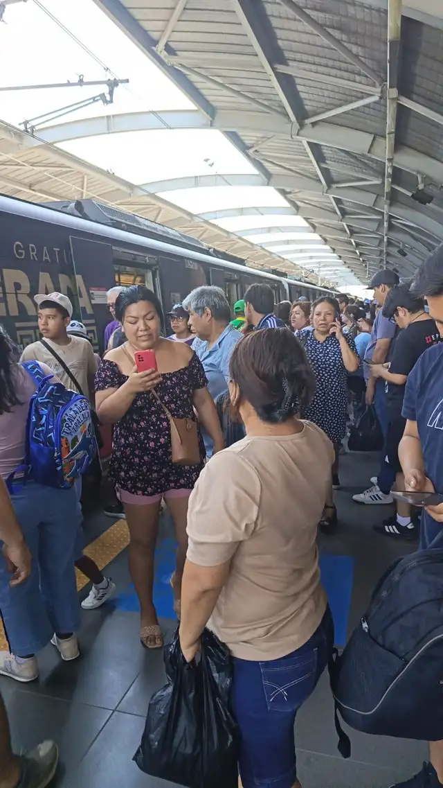 Congestión en las estaciones tras el reporte del incidente. Foto: Difusión   