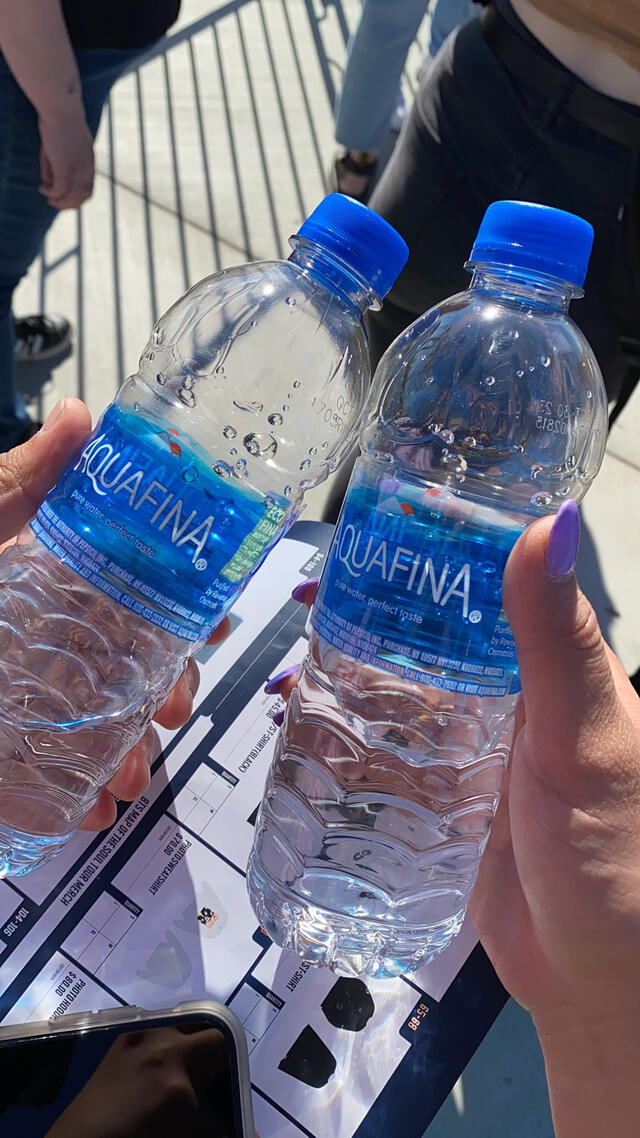 Concierto de BTS: ARMY recibe botellas de agua. Foto: Twitter / AYshaderoom
