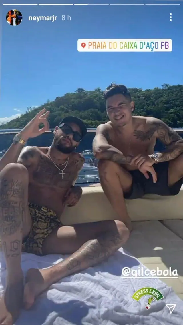 Neymar junto a su amigo en un yate.