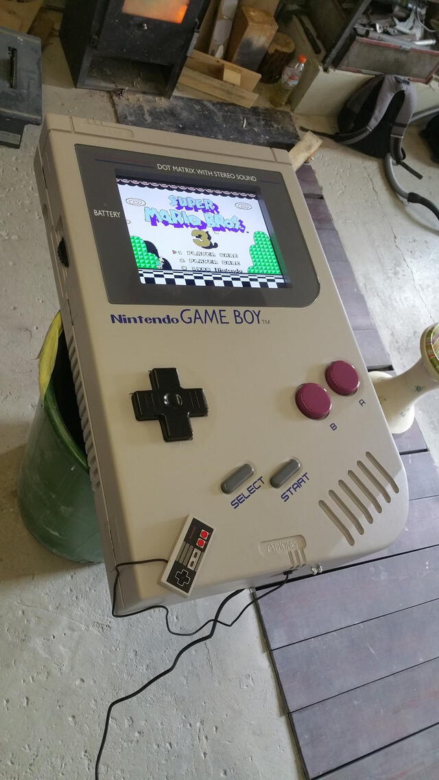 Fan de Nintendo crea una Game Boy gigante con una TV dentro para jugar a la NES en su sala