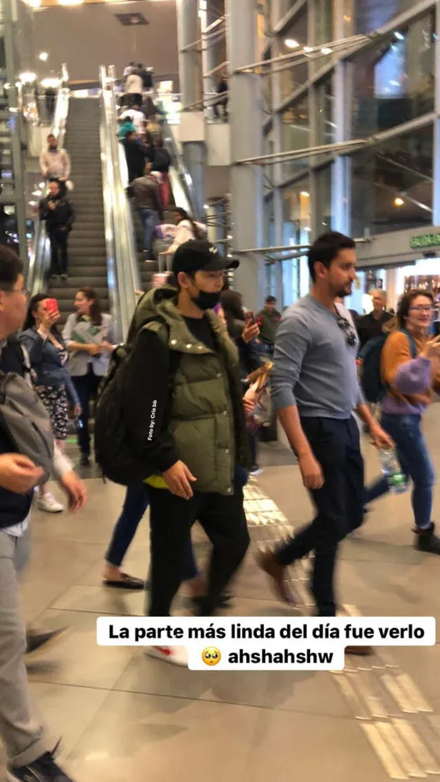 Song Joong Ki regresó a Colombia con un mejor aspecto, siempre reconocido por varios fans en el aeropuerto.