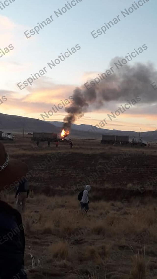 Camiones de carga con mineral son incendiados. (Foto: Espinar Noticias)