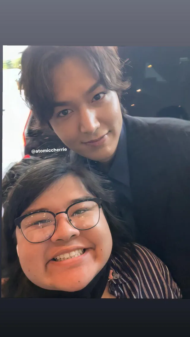 Lee Min Ho y una fan en la premiere de "Pachinko". Foto: vía @atomiccherrie/Instagram