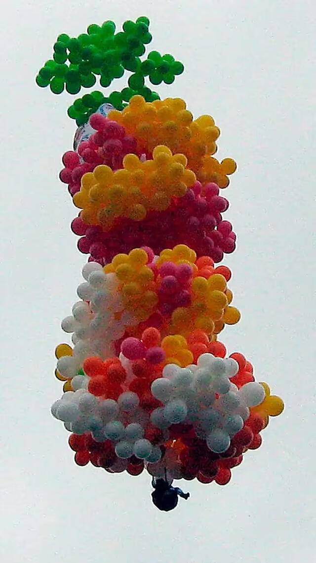  El cura pretendía superar el Récord Guinness de dos estadounidenses que habían volado por 19 horas con globos inflados de helio. Foto: Reuters.   