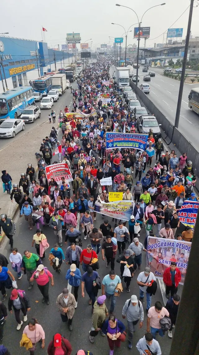 Cientos de personas marcharon hoy por la autopista de la Panamericana Norte con dirección al Centro de Lima para exigir obras de agua y alcantarillado. Foto: Bella Alvites   