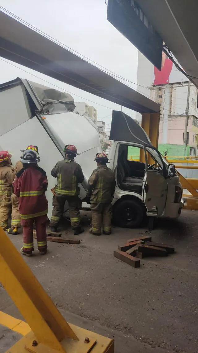 El conductor y el copiloto del camión fueron trasladados a clínica de Pueblo Libre. Foto: colaboración/William Díaz    