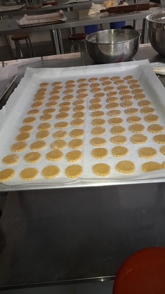 Galletas de anchoveta antes de cocinarse en el horno. Foto: Jorge Jhoncon    