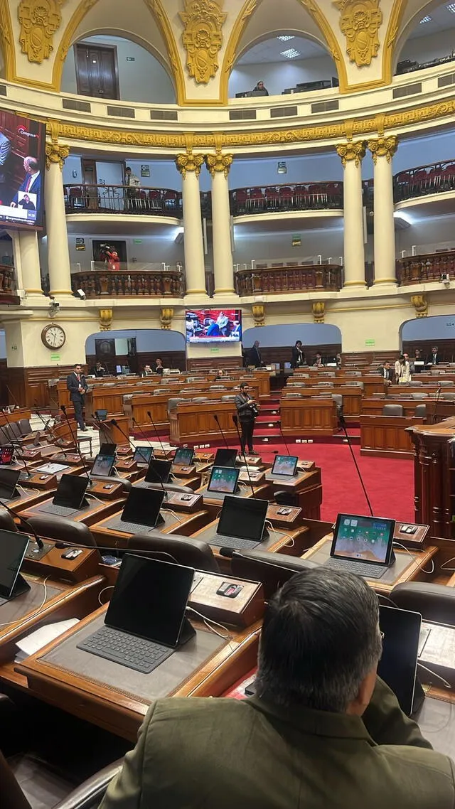  Hemiciclo del Congreso casi vacío durante la presentación del ministro de Ambiente 