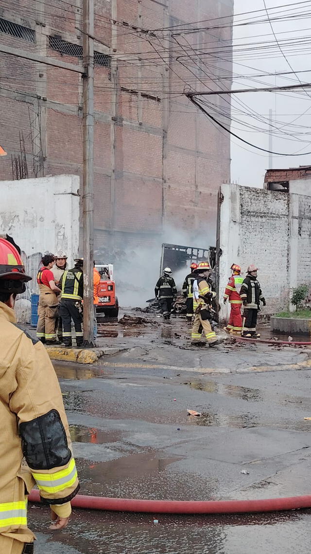  Bomberos van sofocando uno de los incendios en La Victoria. Foto: Miguel Martínez   