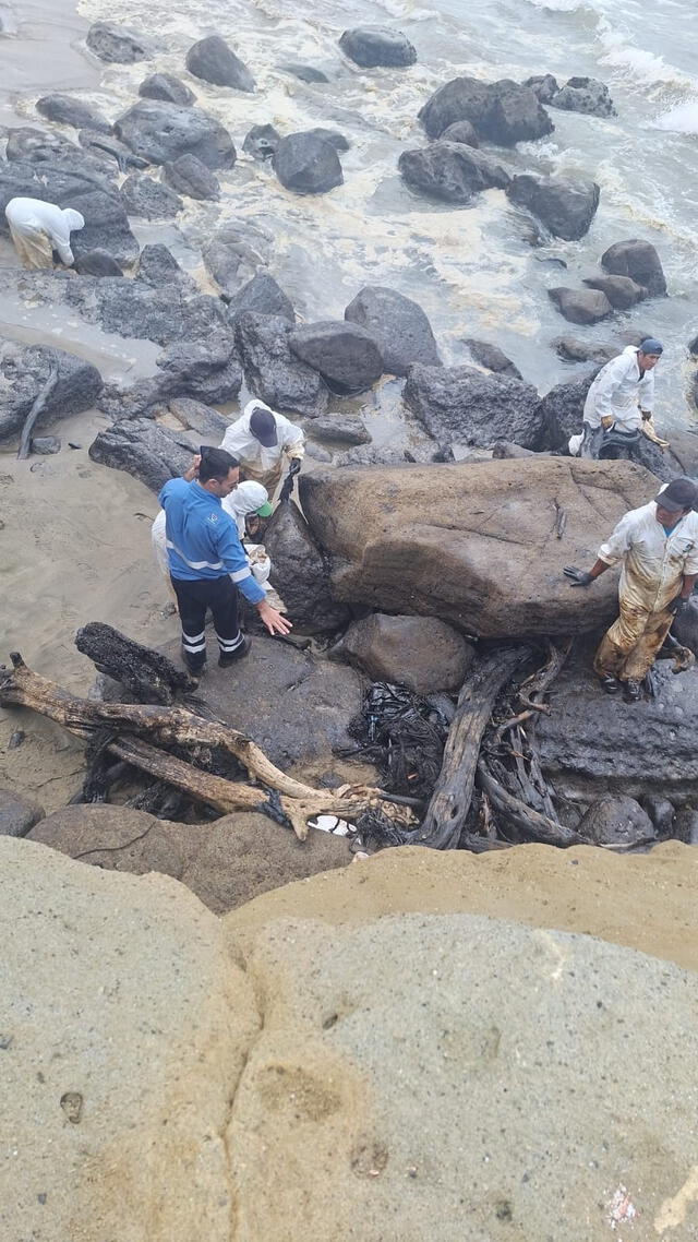 Derrame de petróleo en playa Las Capullanas afecta a casi 10.000 metros cúbicos de mar. Foto: Ministerio Público    