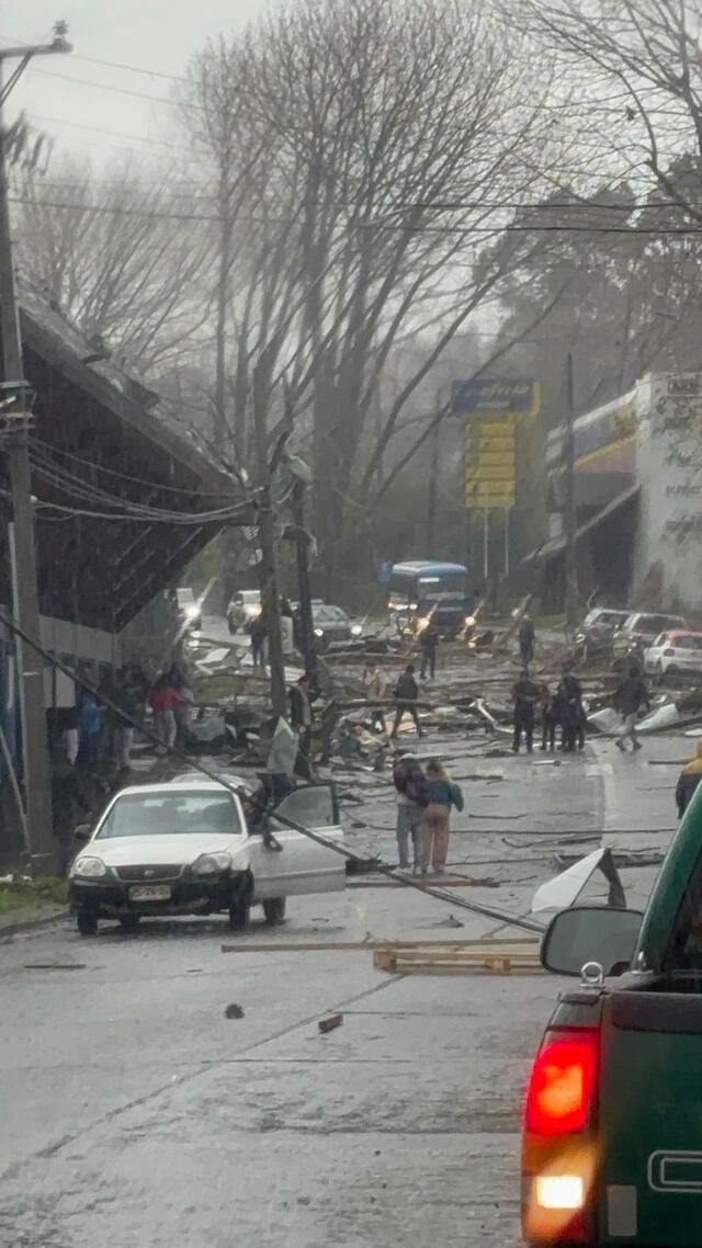 Un inusual tornado en Puerto Varas dejó techos volados, viviendas destruidas y más de 17 mil hogares sin luz. Foto: X Un inusual tornado en Puerto Varas dejó techos volados, viviendas destruidas y más de 17 mil hogares sin luz. Foto: X