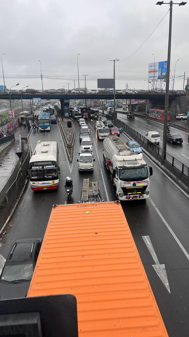 Intenso tráfico en la Vía Evitamiento a la altura de la av. Tacna. Foto: Vania Ramos   