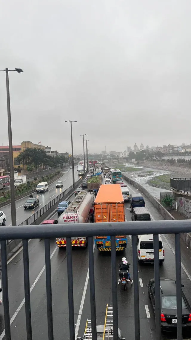 Vehículos de carga pesada continúan varados en el tráfico. Foto: Vania Ramos   