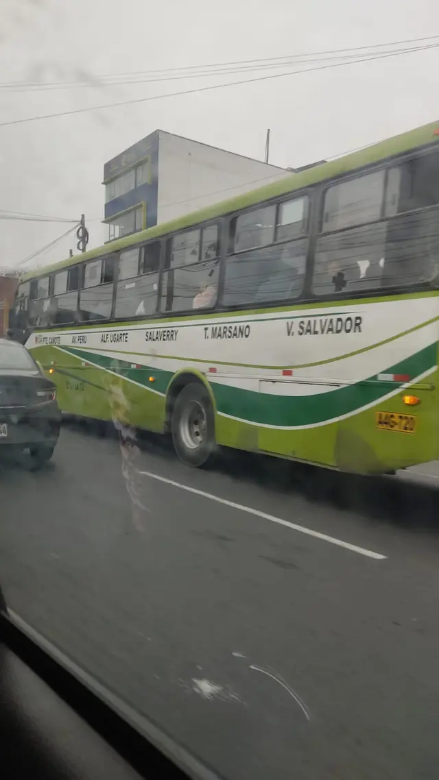 El carro 'La 73' en 2 de Mayo en el Centro de Lima.   