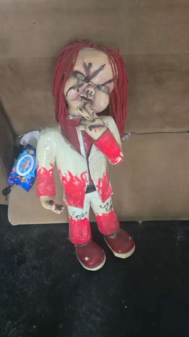 Entre los detenidos, se encontraba un menor de 14 años. Se decomisó un muñeco de Chucky. Créditos: Grecia Infante / LR.   