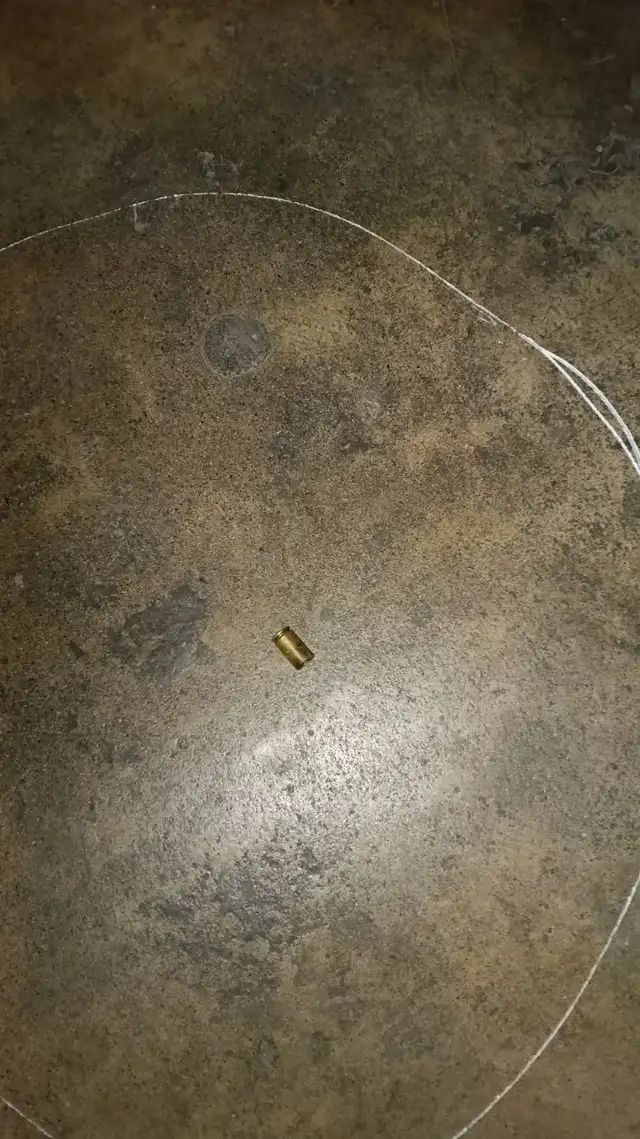 Bala encontrada dentro del local de comida. Foto: Difusión   