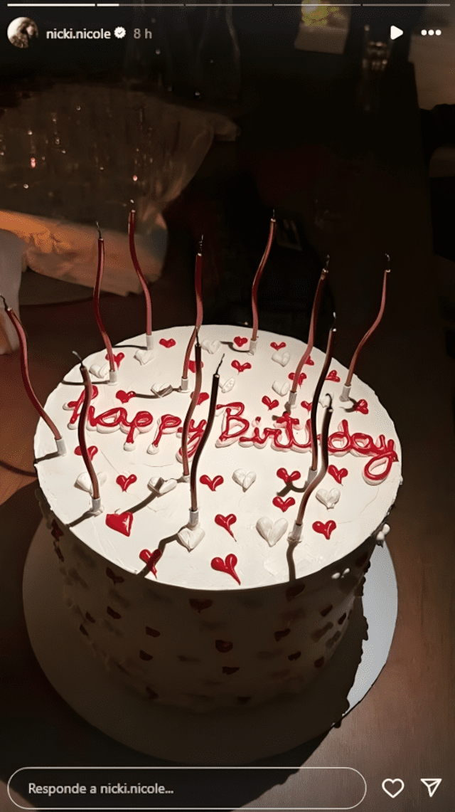  Nicki Nicole compartió su pastel de cumpleaños 25. Foto: nicki.nicole/Instagram<br>    