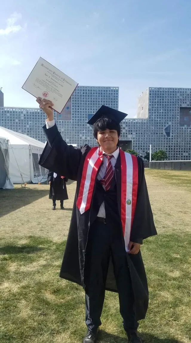  Raúl Alcántara se graduó en 2022 en el MIT. Foto: Facebook de Raúl Alcántara   