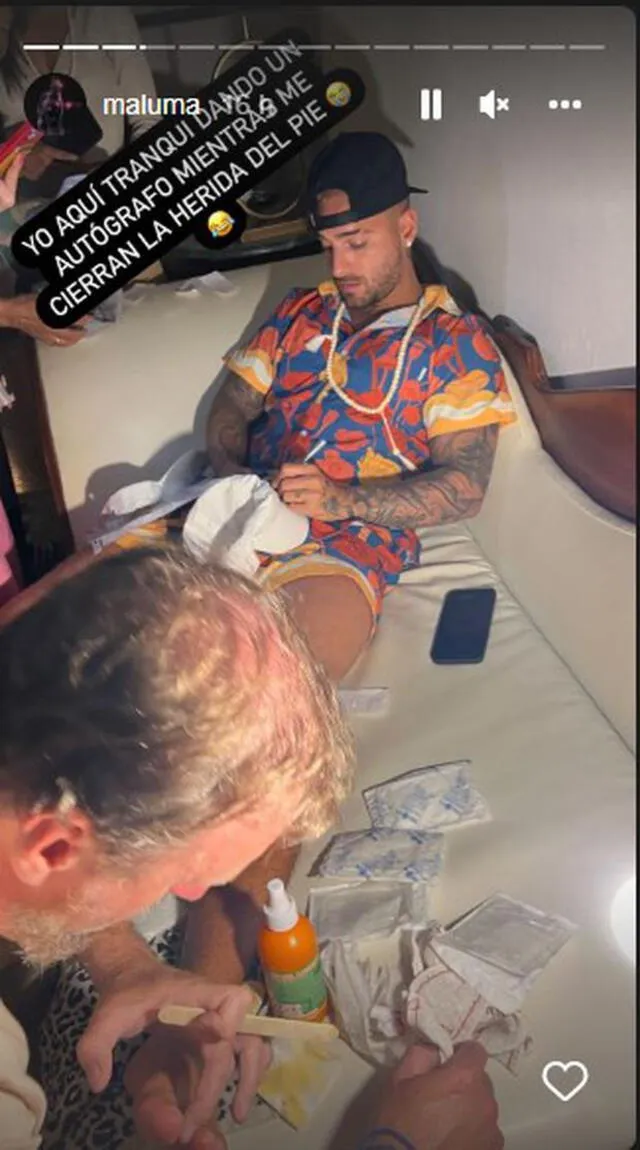Maluma recibe ayuda de médico tras accidente