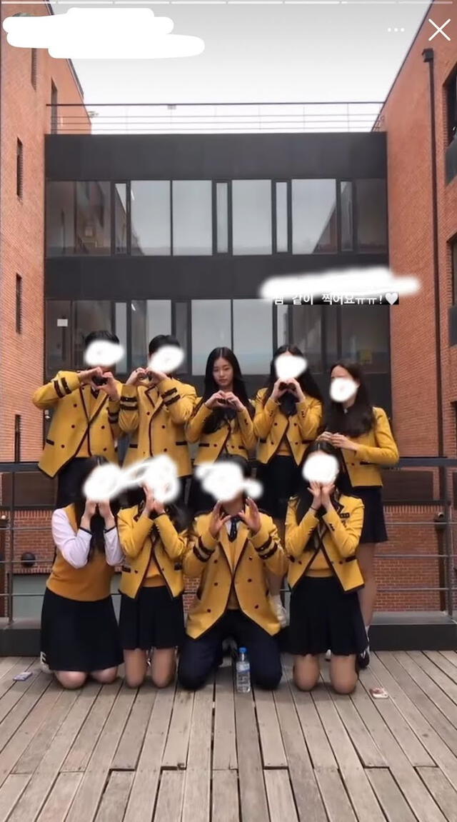  Kim Garam con sus compañeros del instituto en su día de graduación. Foto: Korea Boo -Nate Pann   
