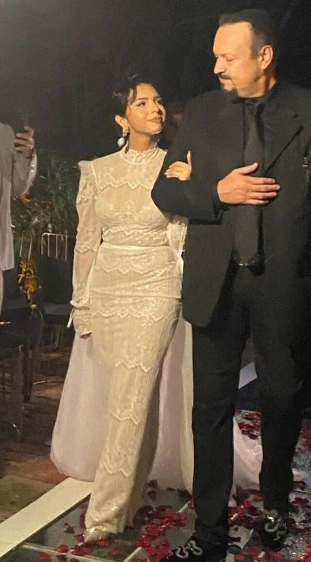 Pepe Aguilar entrega a su hija Ángela en el altar, un emotivo momento en la boda íntima. Foto: Instagram milenio   