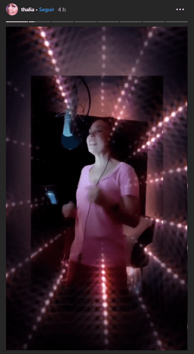 Thalía cantando.