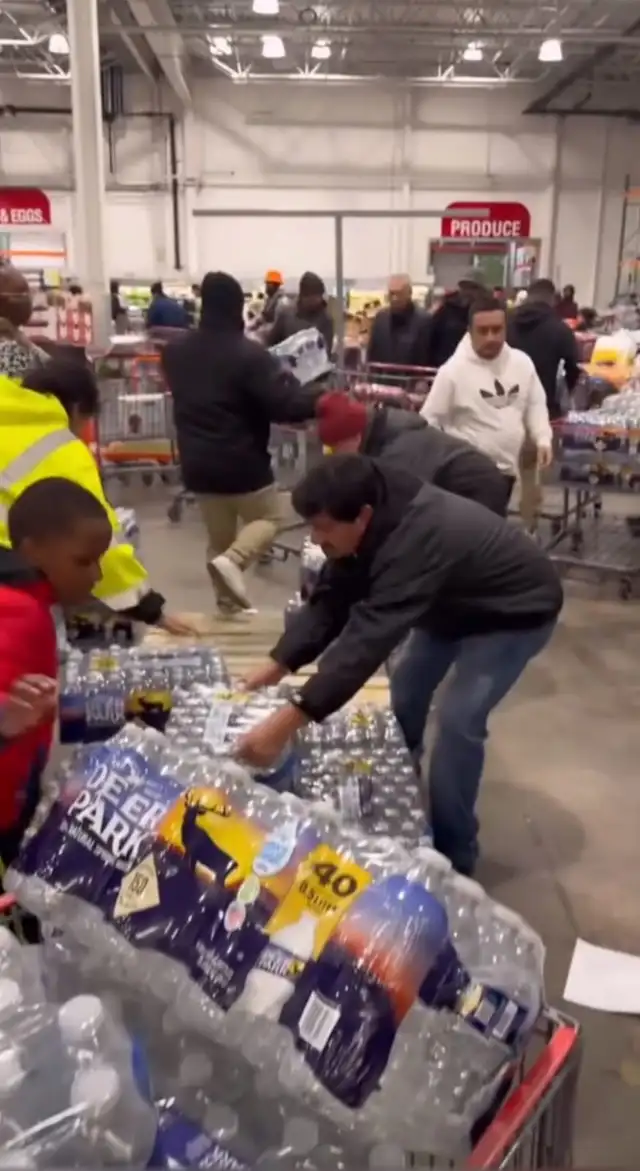 Miles de personas desabastecen los supermercados en Estados Unidos ante la llegada de la tormenta invernal. 