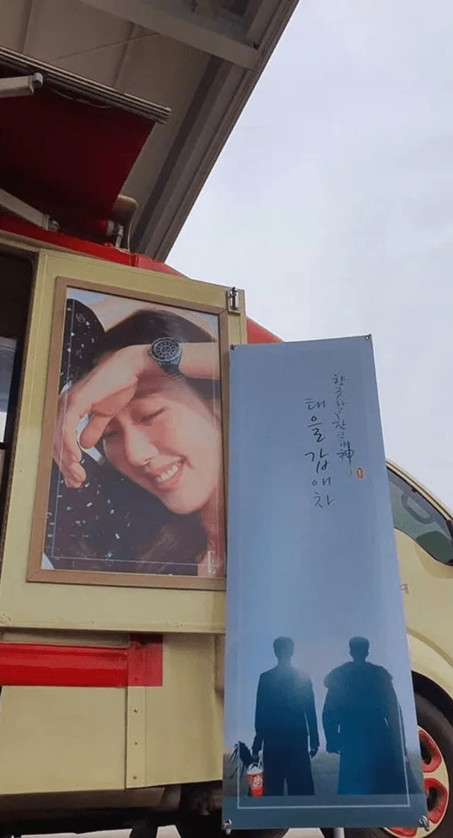 Gong Yoo y Lee Dong Wook utilizaron la fotografía de una las escenas más memorables de Goblin, para saludar a Kim Go Eun.
