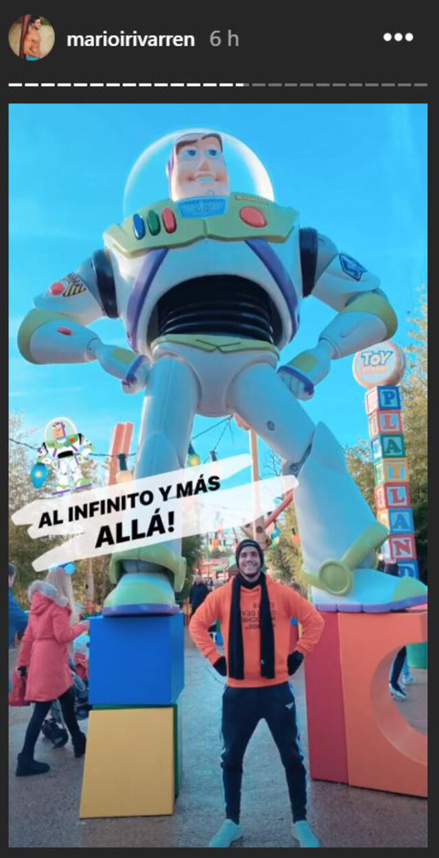 Mario Irivarren junto a reconocido personaje de Toy Story.