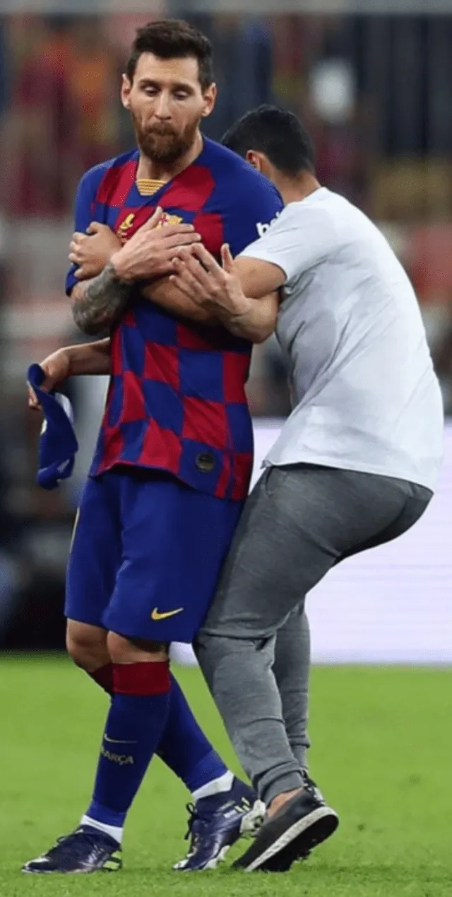 Hincha sorprende a Messi tras finalizar el partido entre Barcelona y Atlético de Madrid. Foto: ESPN.