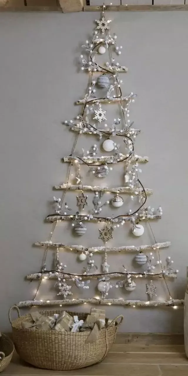 árbol de navidad en la pared con ramas