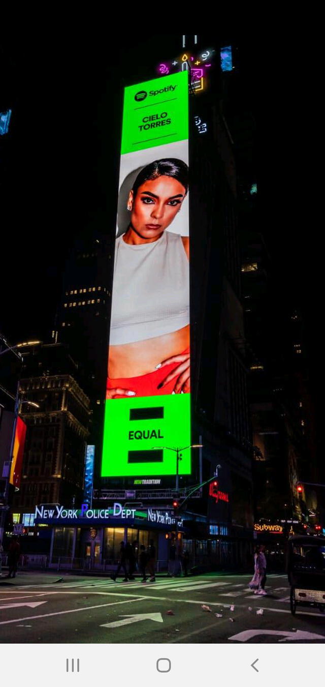 Cielo Torres se luce en el Times Square de Nueva York. Foto: difusión