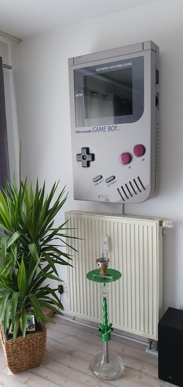 Fan de Nintendo crea una Game Boy gigante con una TV dentro para jugar a la NES en su sala