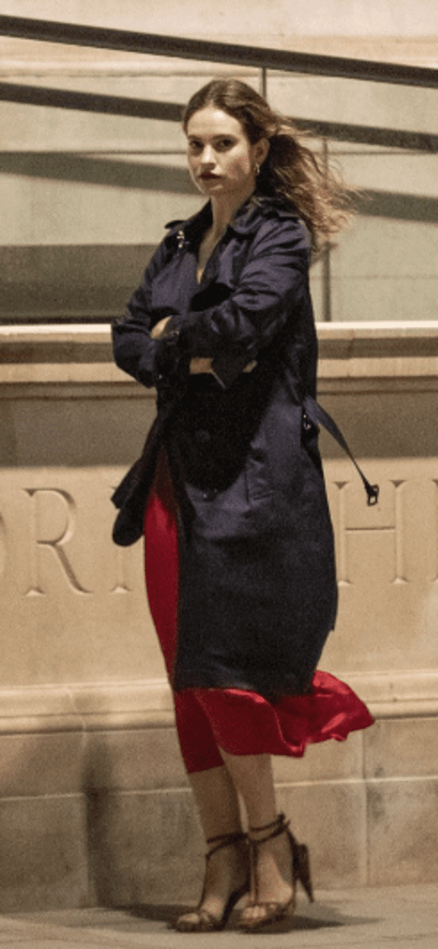 Para la cena con Chris Evans, Lily James usó un vestido rojo y tacones. Foto: Captura Twitter.