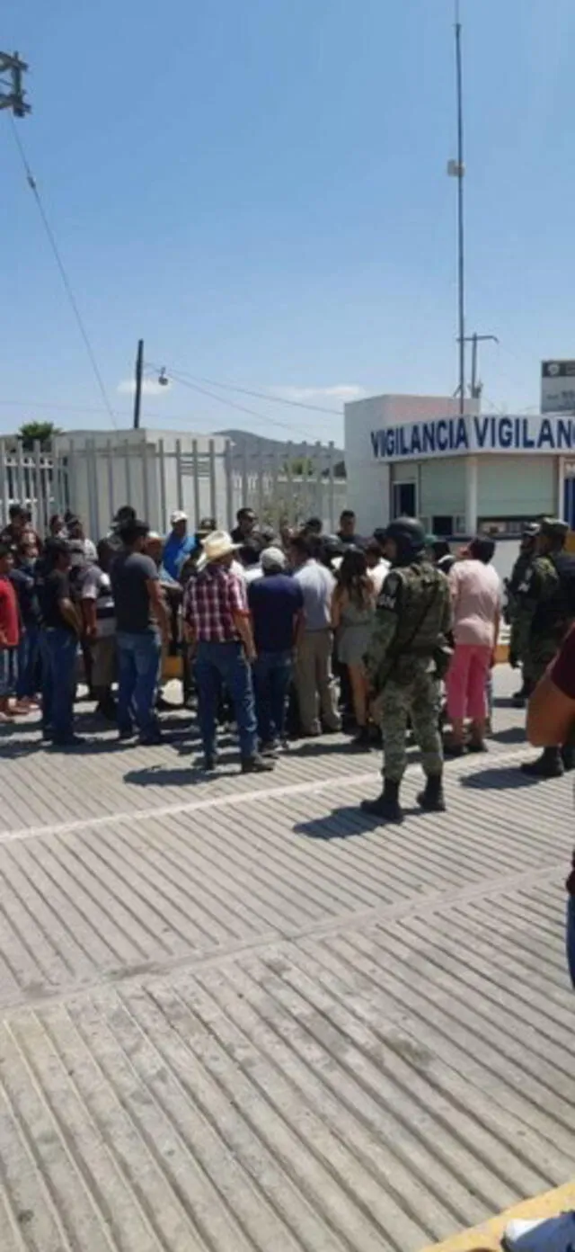 Pobladores se plantaron fuera del hospital donde se encontraban a las víctimas. (Foto: La Jornada)