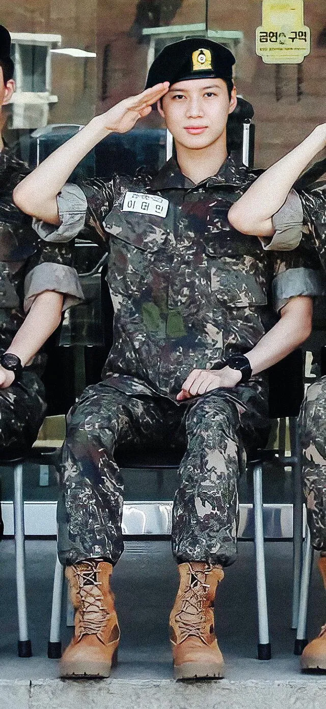 Taemin luciendo el uniforme militar. Foto: @penguinheart444