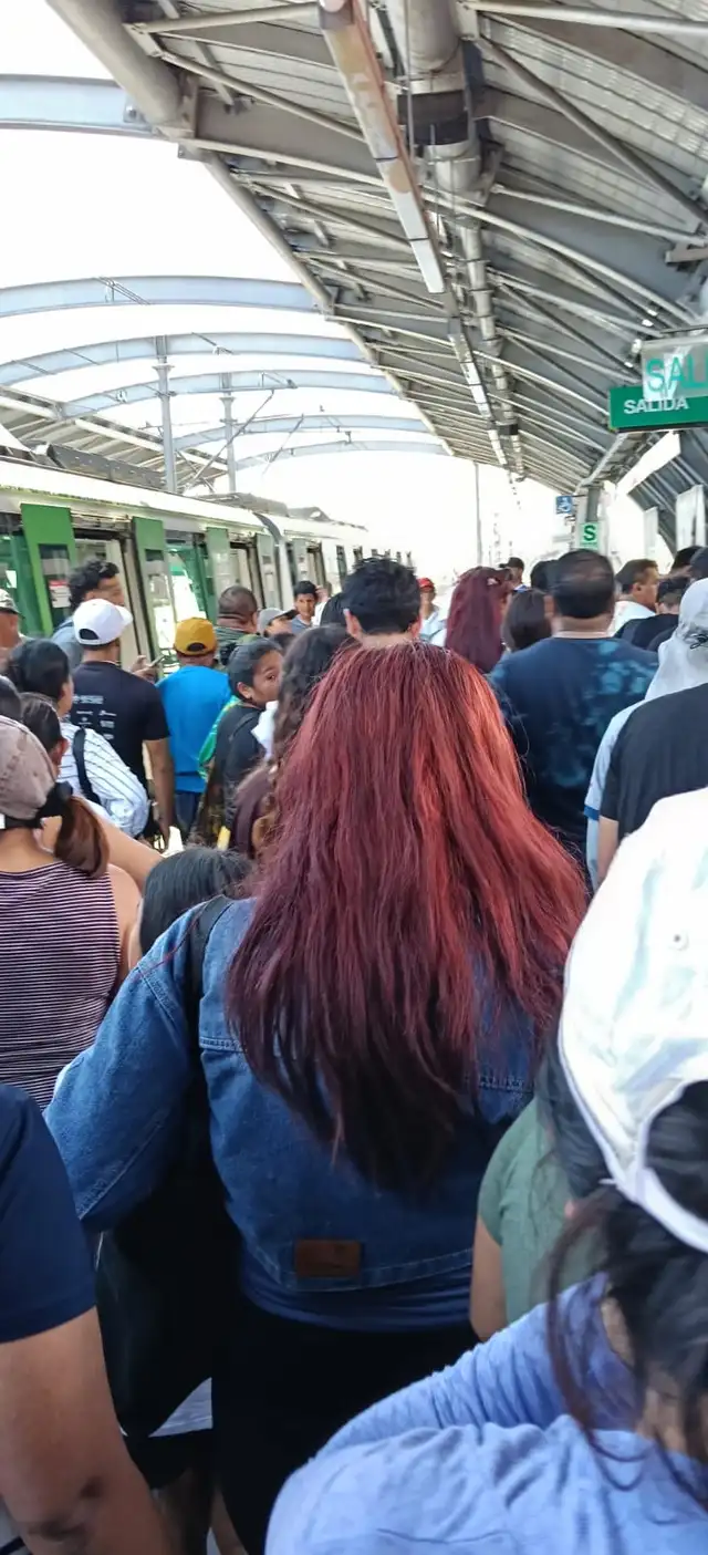 Pasajeros abarrotados en estación La Cultura. Foto: Difusión   