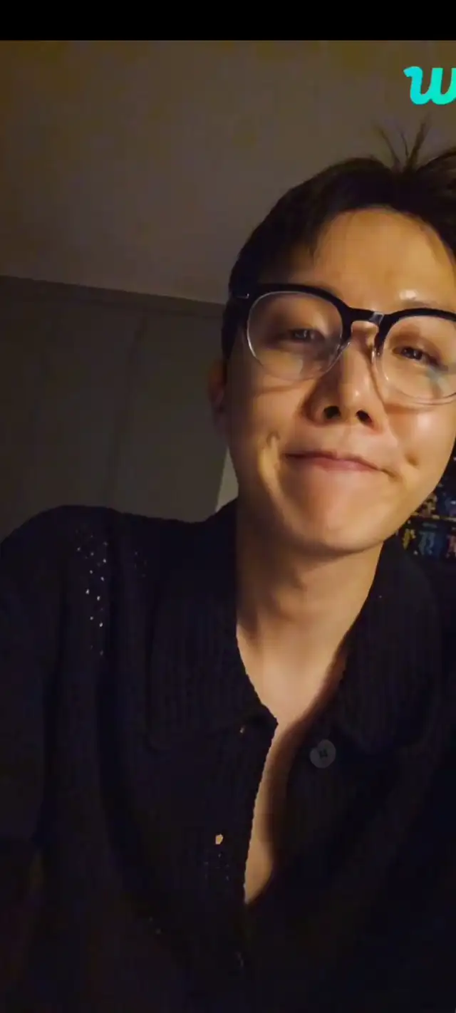  J-Hope en su último live antes del servicio militar. Foto: Twitter/jmygmochis   