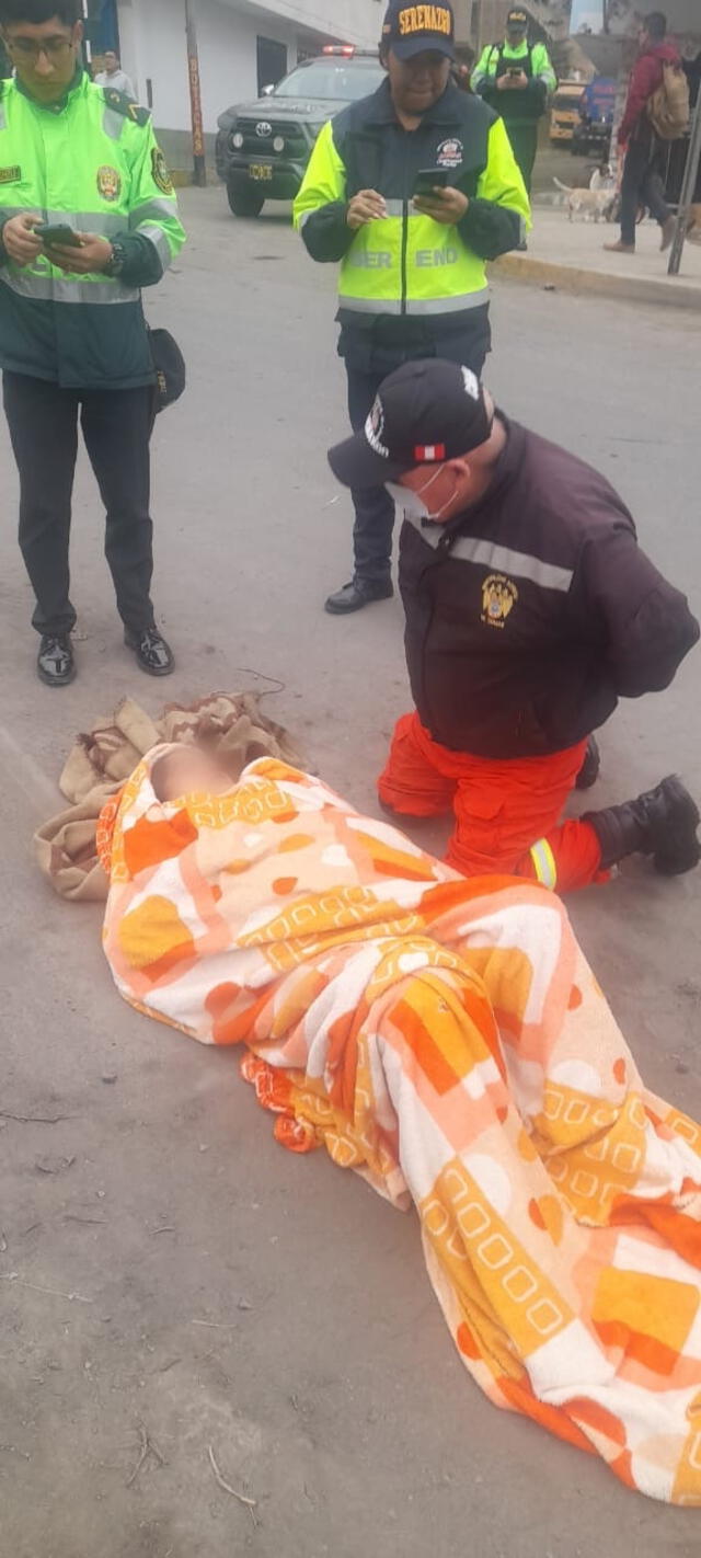 Agentes del Cuerpo de Bomberos llegaron a la zo a para atender a los heridos de gravedad. Foto: Municipalidad de Comas   