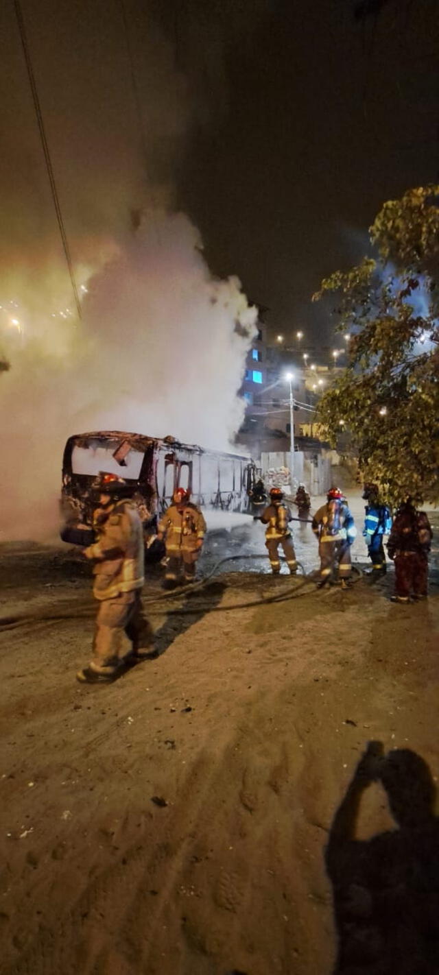  Bonberos apagan fuego de bus en VMT. Foto: difusión   