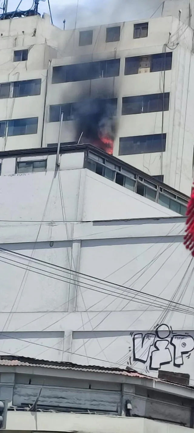 Incendio consumió piso de un edificio en Cercado de Lima