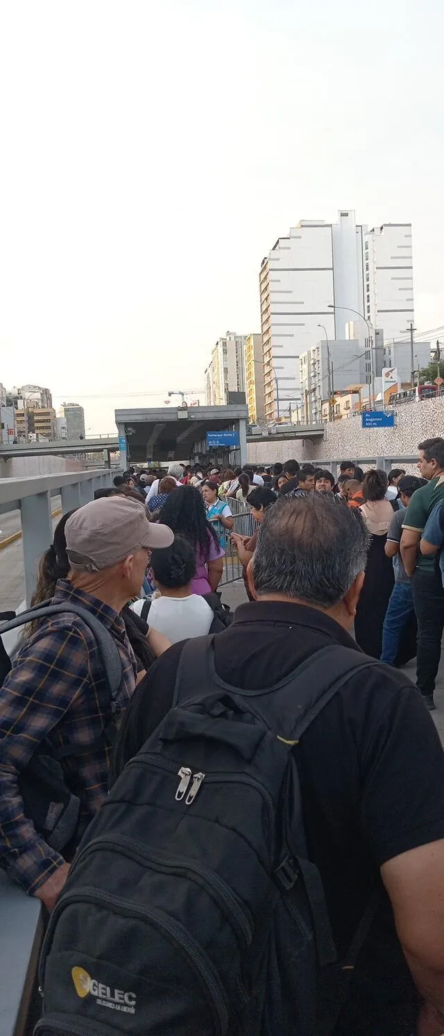 Así lucen las colas en diferentes estaciones del Metropolitano. Foto: Difusión   