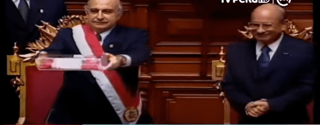 En 2001, Paniagua entregó a Ferrero la banda presidencial y la bandera peruana. Foto: Captura TV Perú.