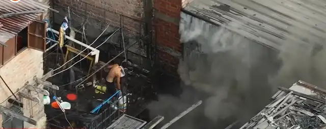 Vecinos intentan sofocar las llamas.   