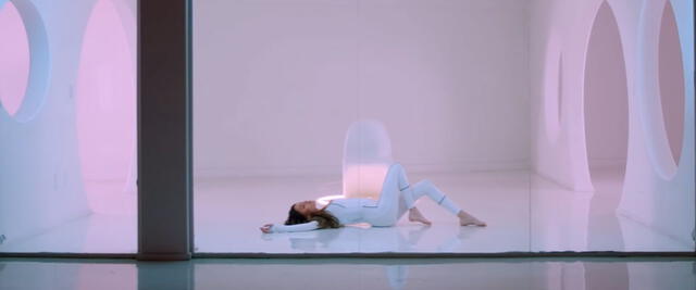 Escena del MV ‘Dear Society’ de la cantante americana Madison Beer.